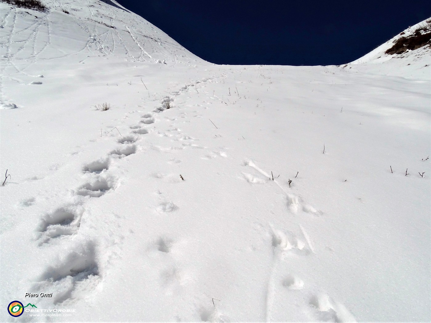 19 In ripida dirittura d'arrivo per il Passo San Simone .JPG -                                